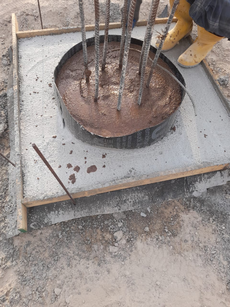 Formwork around pile head before concrete pour