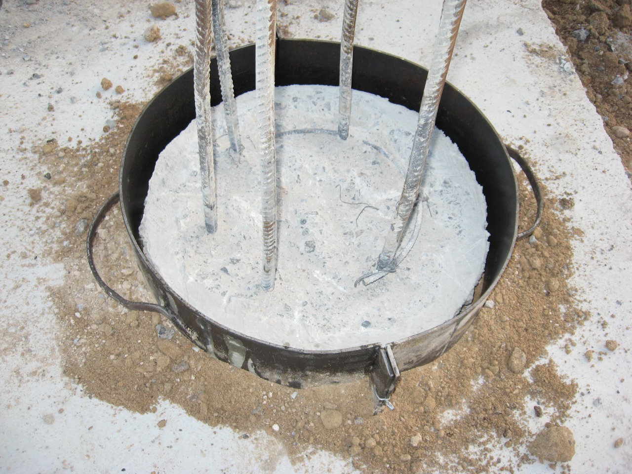 Pile head ring with fresh concrete and protruding rebars